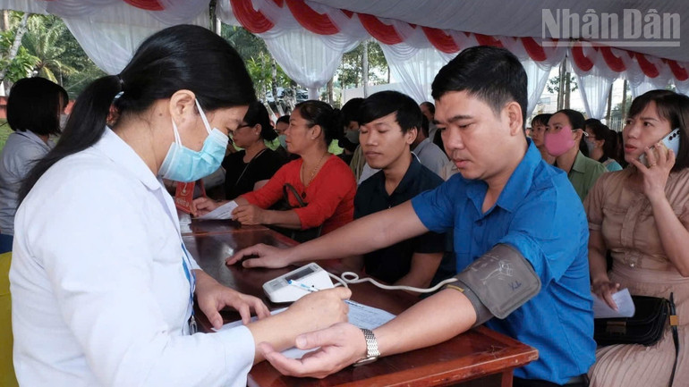 Đông đảo người dân tham gia hiến máu tình nguyện. ndo_tr_z7125304658564-4e25c5de13439f5d8595a0a07a71e9e3.jpg