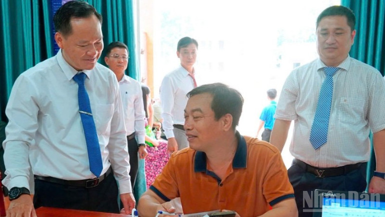 Đồng chí Mạc Đình Huấn, Bí thư Đảng ủy xã Tân Hưng hỏi thăm sự hài lòng của người dân khi đến Trung tâm phục vụ hành chính công. ndo_br_z7150100449737-22600fcccff8341e58ca6fbec547ccc9-5765.jpg