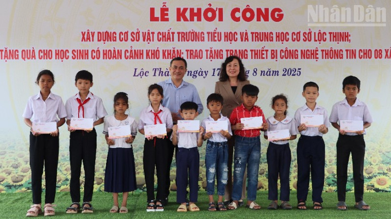 Lãnh đạo tỉnh Đồng Nai tặng học bổng cho các em học sinh có hoàn cảnh khó khăn, vượt khó học giỏi. ndo_tr_7-2109.jpg