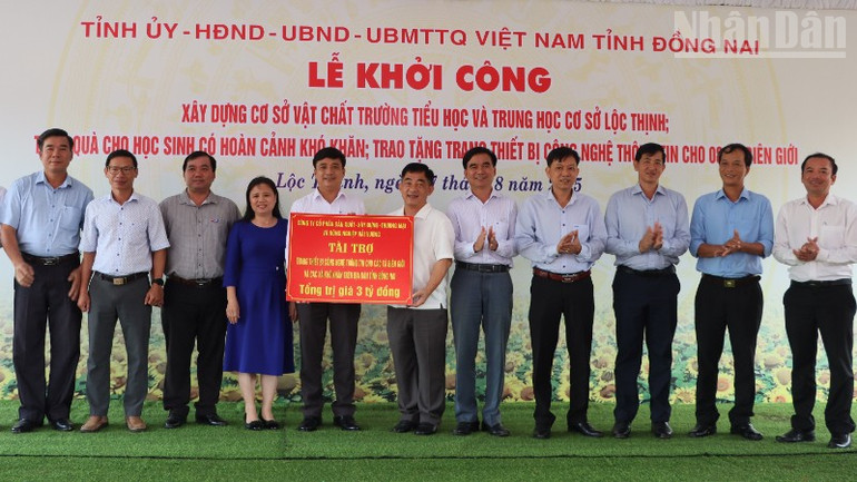 Đại điện Công ty Cổ Phần Sản xuất-Xây dựng-Thương mại và Nông nghiệp Hải Vương trao số tiền hỗ trợ trang thiết bị tin học trị giá 3 tỷ đồng cho 8 xã biên giới và 2 xã khó khăn. ndo_tr_6-6236.jpg