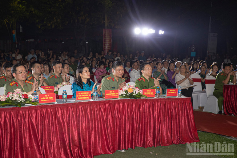 Các đại biểu tham dự “Ngày hội Toàn dân bảo vệ an ninh Tổ quốc” tại phường Trần Phú, quận Hoàng Mai, Hà Nội. ndo_br_stnd0660.jpg