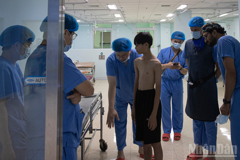Ngoài khám, phẫu thuật nhân đạo, bệnh nhân còn được tặng quà, hỗ trợ chi phí đi lại. ndo_br_stnd7605.jpg