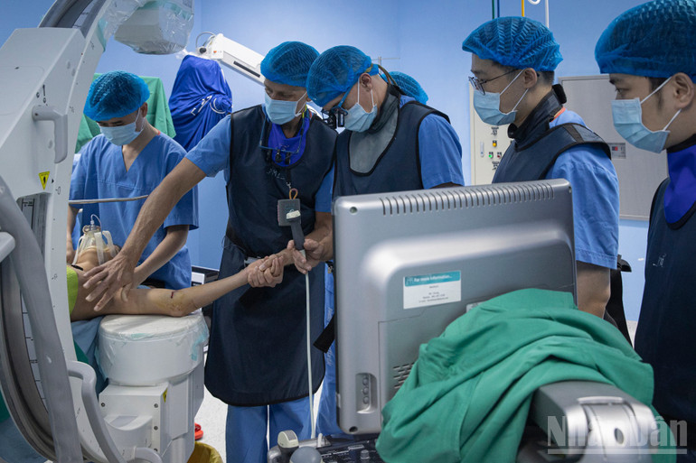 Đặc biệt, các bác sĩ đã phẫu thuật chỉnh hình thành công hơn 10 ca khó, trong đó có thay khớp háng, khớp gối và nhiều kỹ thuật phức tạp khác lần đầu tiên được thực hiện tại Yên Bái. ndo_br_stnd7638.jpg