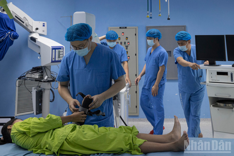 Trong 3 ngày, các bác sĩ đã thăm khám cho gần 60 bệnh nhân, phần lớn là người nghèo, trẻ em bị dị tật bẩm sinh hoặc mắc các bệnh về hệ vận động. ndo_br_stnd7584.jpg