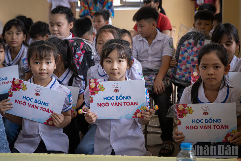 Đoàn đã trao 200 ba-lô học sinh do Công ty Ladoda tài trợ, 20 suất học bổng Ngô Văn Toàn dành tặng học sinh nghèo vượt khó (mỗi suất trị giá 1 triệu đồng) và nhiều dụng cụ học tập thiết yếu. ndo_br_stnd8024.jpg