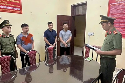 Đối tượng Vũ Văn Thìn (dấu X) tại Cơ quan An ninh điều tra, Công an tỉnh Tuyên Quang.