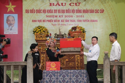 Cử tri cùng Tổ bầu cử xã Tân Trào kiểm tra hòm phiếu.