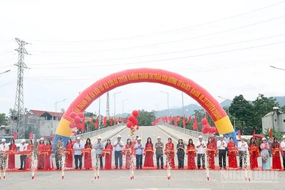 Các đại biểu cắt băng khánh thành dự án đầu tư xây dựng cầu và tuyến đường tránh thị trấn Sơn Dương tại xã Sơn Dương, tỉnh Tuyên Quang.