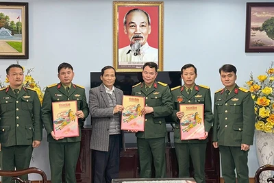 Văn phòng đại diện Báo Nhân Dân tại Tuyên Quang trao tặng Báo Xuân Nhân Dân Bính Ngọ 2026 cho cán bộ, chiến sĩ Trung đoàn 148.