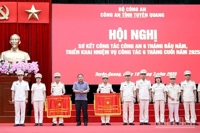 Thừa ủy quyền của Thủ tướng Chính phủ, đồng chí Phan Huy Ngọc, Chủ tịch Ủy ban nhân dân tỉnh Tuyên Quang tặng Cờ thi đua cho 2 tập thể.