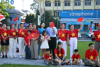 Người dân tập trung tại Quảng trường Nguyễn Tất Thành, phường Minh Xuân để theo dõi truyền hình trực tiếp Lễ diễu binh, diễu hành kỷ niệm 80 năm Cách mạng Tháng Tám và Quốc khánh 2/9.