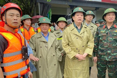 Phó Thủ tướng Mai Văn Chính kiểm tra tình hình mưa lũ tại xã Tân Quang.