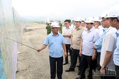 Bí thư Tỉnh ủy Tuyên Quang Hầu A Lềnh báo cáo tiến độ triển khai dự án cao tốc Tuyên Quang-Hà Giang với Đoàn công tác do Phó Thủ tướng Chính phủ Bùi Thanh Sơn làm Trưởng Đoàn.