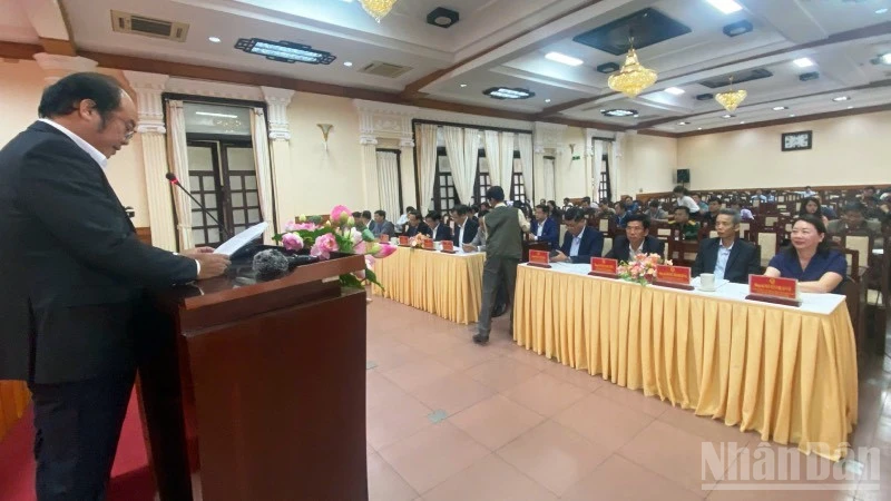 Thư ký Ủy ban Bầu cử thành phố Huế công bố kết quả kiểm phiếu tại hội nghị.