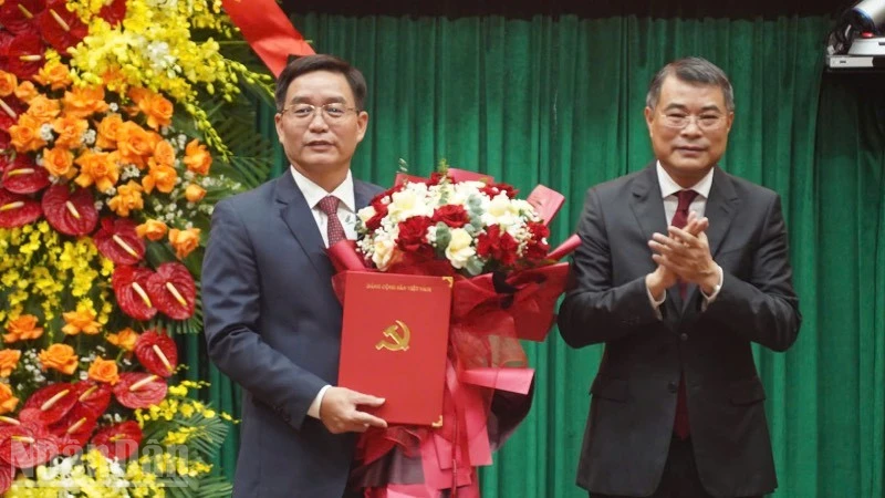 Chính Trị - Trang 1 Đồng Chí Lê Minh Hưng, Ủy Viên Bộ Chính Trị, Bí Thư Trung Ương Đảng, Trưởng Ban Tổ Chức Trung Ương Trao Quyết Định Cho Đồng Chí Nguyễn Đình Trung.