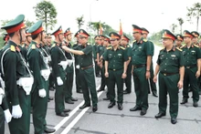 Động viên lực lượng diễu binh, diễu hành.