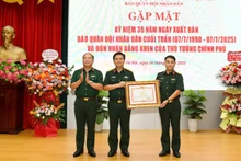 Thừa ủy quyền của Thủ tướng Chính phủ, Thiếu tướng Đoàn Xuân Bộ trao Bằng khen của Thủ tướng Chính phủ tặng Phòng biên tập Báo Quân đội nhân dân Cuối tuần vì đã có thành tích xuất sắc, đóng góp vào sự nghiệp củng cố quốc phòng, an ninh và bảo vệ Tổ quốc.