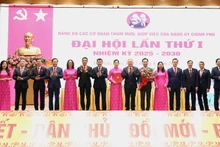 Phó Thủ tướng Thường trực Chính phủ Nguyễn Hòa Bình chụp ảnh lưu niệm cùng các đồng chí trong Ban Chấp hành Đảng bộ các cơ quan tham mưu, giúp việc của Đảng ủy Chính phủ nhiệm kỳ 2025-2030.