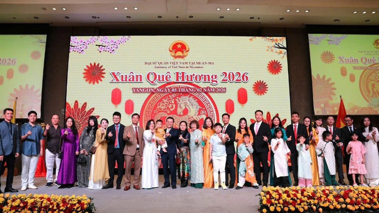 Đại biểu tham dự chương trình Xuân Quê hương 2026 tại Myanmar chụp ảnh kỷ niệm. (Ảnh do Đại sứ quán Việt Nam tại Myanmar cung cấp)