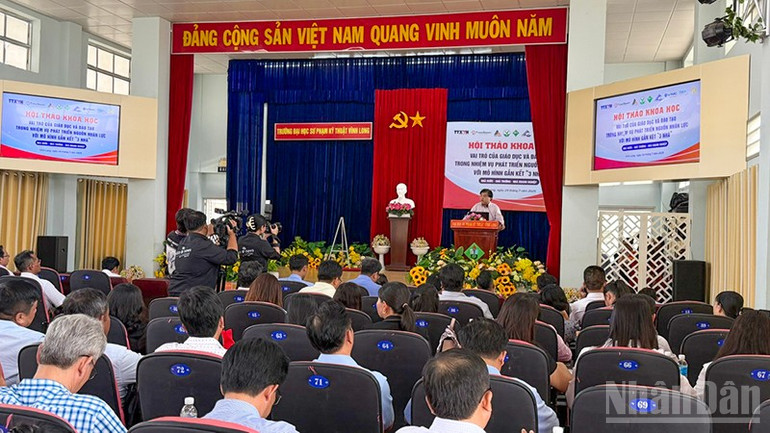 Đại biểu trình bày tham luận tại hội thảo. ndo_br_anh-2-dai-bieu-trinh-bay-tham-luan.jpg