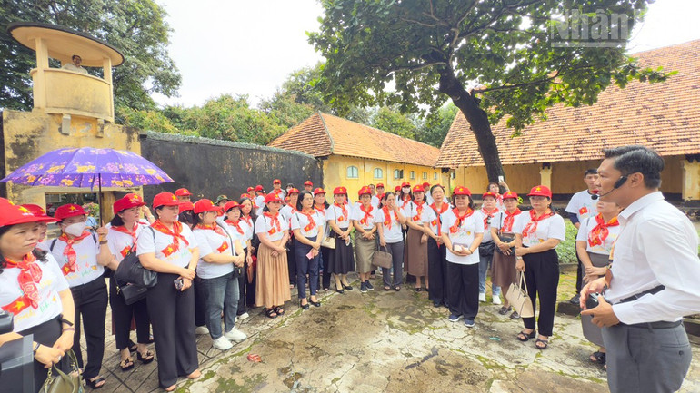 Đoàn nghe thuyết minh tại trại giam Phú Hải. ndo_tr_anh-4-doan-nghe-tuyet-minh-tai-trai-giam-phu-hai.jpg