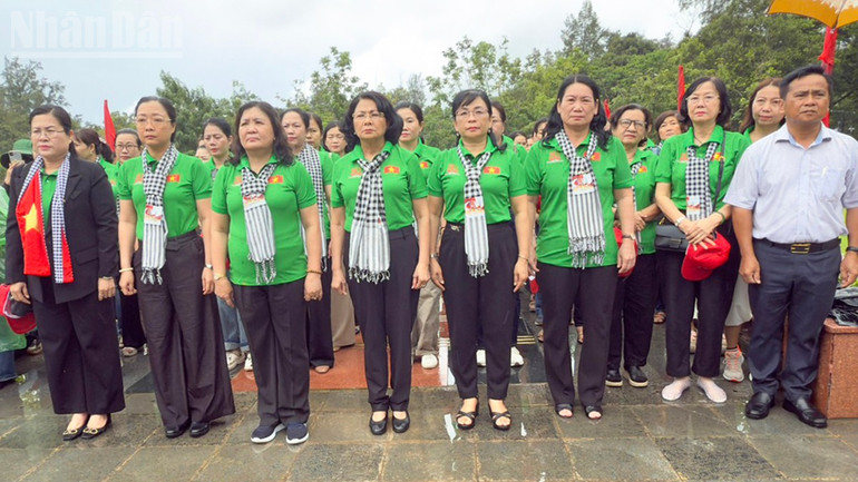 Đoàn nữ cán bộ tỉnh Vĩnh Long viếng và dâng hương nghĩa trang Hàng Dương. ndo_tl_anh-2-doan-nu-can-bo-vinh-long-dang-huong-tai-nghia-trang-hang-duong.jpg