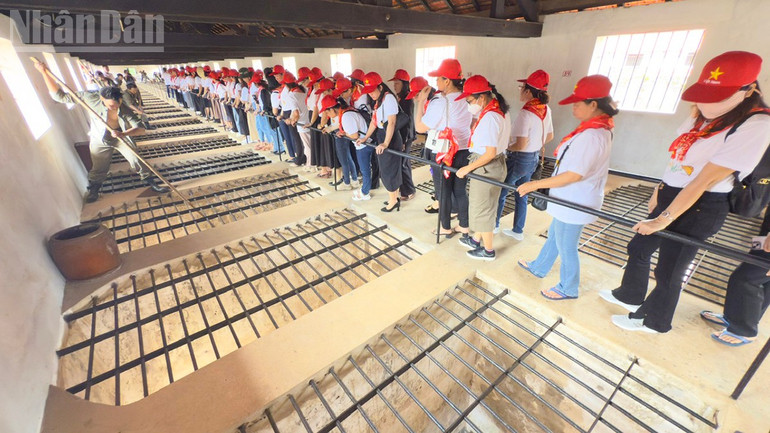 Đoàn tham quan trại giam Phú Tường. ndo_tl_anh-5-doan-tham-quan-trai-giam-phu-tuong.jpg