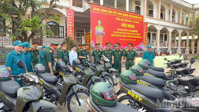 Đại biểu tham quan xe bàn giao. ndo_br_anh-2-dai-bieu-tham-quan-xe-ban-giao.jpg
