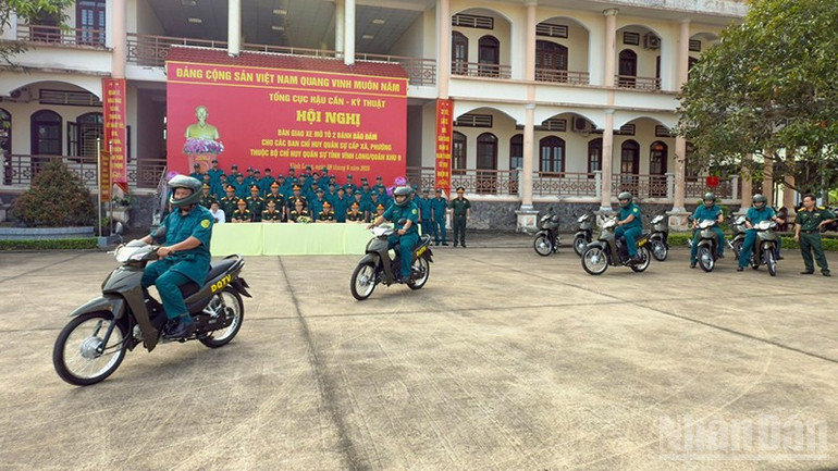 Lực lượng Dân quân tự vệ tiếp nhận xe và chạy thử. ndo_br_anh-3-dan-quan-tu-ve-chay-thu-xe.jpg
