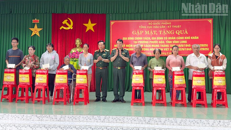 Trao quà tại phường Phước Hậu, tỉnh Vĩnh Long. ndo_tr_anh-5-trao-qua-tai-phuong-phuoc-hau.jpg