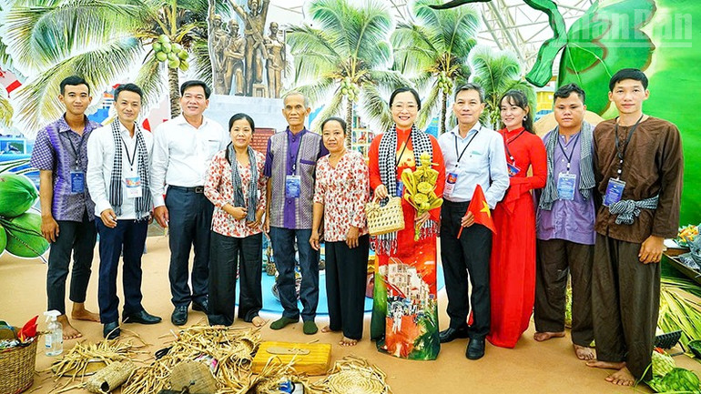 Du khách chụp ảnh lưu niệm với các nghệ nhân. ndo_tr_anh-4-du-khach-chup-anh-luu-niem-voi-cac-nghe-nhan.jpg