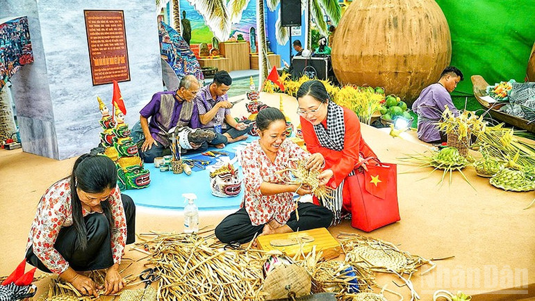 Các nghệ nhân đang trình diễn tài nghệ của mình. ndo_br_anh-5-cac-nghe-nhan-dang-trinh-dien-tay-nghe-cua-minh.jpg