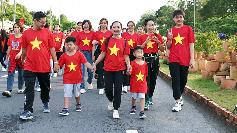 Chị Nguyễn Thị Mỹ Duyên cùng chồng và 2 đứa con tham gia Chương trình "Cùng Việt Nam tiến bước". nguoi-dan-tham-gia-di-bo.jpg