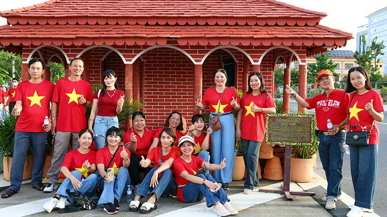 Người dân háo hức chụp ảnh trên đường gốm đỏ Vĩnh Long nhân sự kiện "Cùng Việt Nam tiến bước" nguoi-dan-chup-hinh-luu-niem-tai-nha-gom-vinh-long.jpg