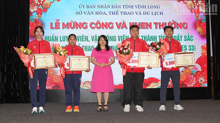 ndo_tr_anh-3-trao-khen-cho-vdv-xuat-sac.jpg