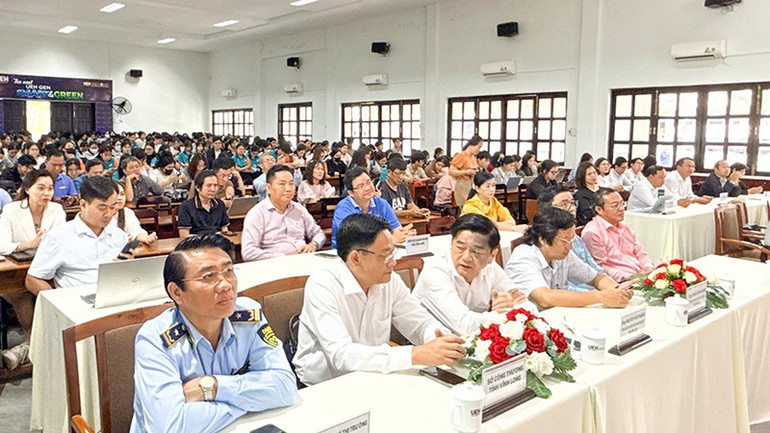 Vĩnh Long tổ chức hội thảo "Rộn rịp chuẩn bị kinh doanh Tết và mở đầu 2026" anh-2-dai-bieu-tham-du.jpg