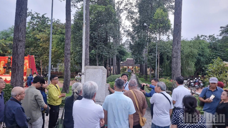 Nhiều du khách chăm chú nghe thuyết minh về Văn Thánh miếu qua từng bia đá. ndo_br_anh-2-nhieu-khu-khach-cham-chu-nghe-thuyet-minh.jpg