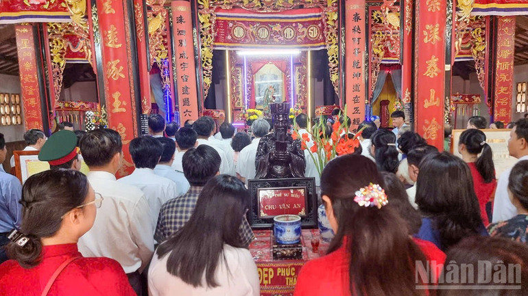 Vào các dịp lễ Tết rất đông người đến viếng. ndo_br_anh-5-vao-cac-dip-le-tet-rat-dong-ngyoi-den-vieng.jpg
