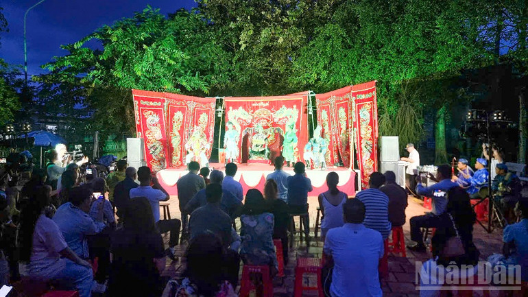 Ngành văn hóa tỉnh Vĩnh Long thường xuyên tổ chức hát bội trong khuôn viên Văn Thánh miếu để phục vụ du khách. ndo_br_anh-6-hat-boi-trong-van-thanh-mieu.jpg