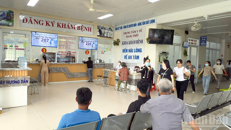 Registreringsområde för läkarundersökning vid Mang Thit Medical Center. ndo_br_anh-3-phong-dang-ky-kham-benh-cua-trung-tam-y-te-mang-thit.jpg