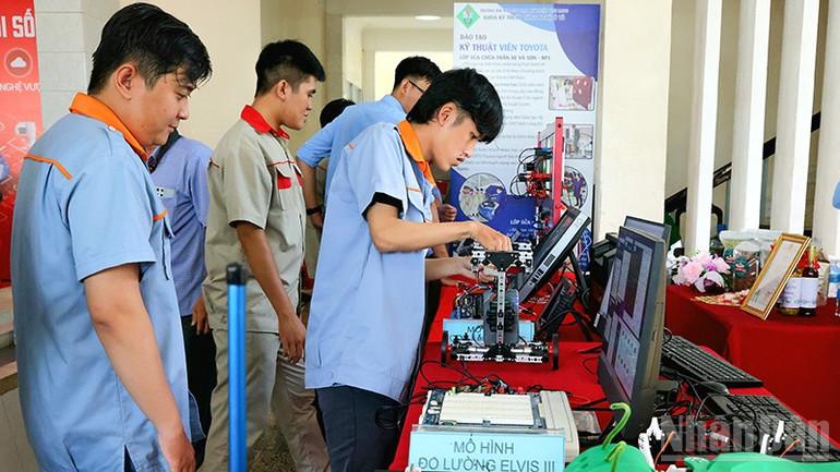 Leerlingen van Vinh Long oefenen met projecten over toepassingen in wetenschap en technologie. ndo_br_hinh-5-sinh-vien-truong-dh-spkt-vinh-long-thuc-hanh.jpg