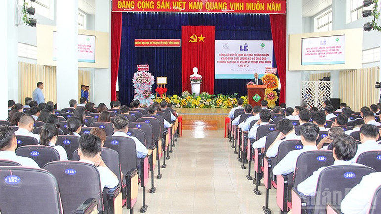 Quang cảnh buổi trao Giấy chứng nhận. ndo_br_img-6979.jpg