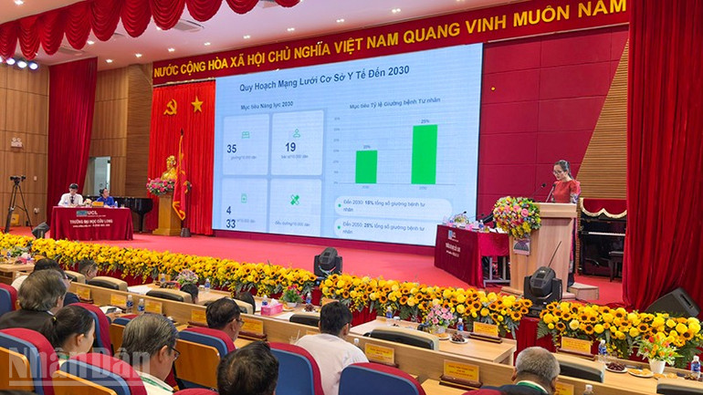 Lãnh đạo Sở Y tế tỉnh Vĩnh Long trình bày tham luận tại hội thảo. ndo_bl_anh-2-so-y-te-trinh-bay-tham-luan.jpg