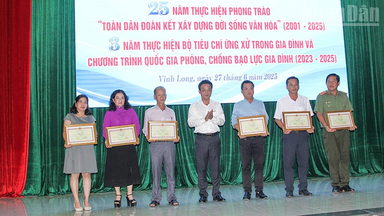 Lãnh đạo Sở Văn hóa-Thể thao và Du lịch tỉnh Vĩnh Long khen thưởng cho các cá nhân, tập thể tại Hội nghị. ndo_tr_anh-2-lanh-dao-so-van-hoa-trao-khen-tai-hoi-nghi.jpg
