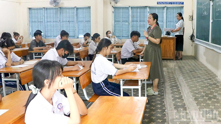 Thí sinh Vĩnh Long làm thủ tục dự thi trong Kỳ thi tốt nghiệp trung học phổ thông năm 2025. ndo_br_anh-2-thi-sinh-chuan-bi-lam-bai-thi.jpg