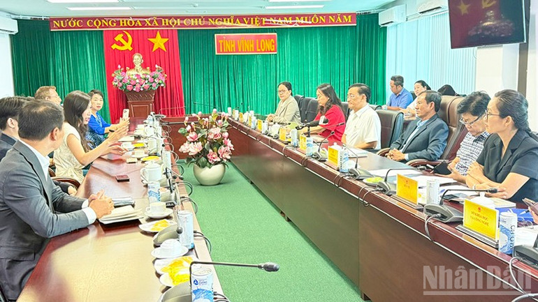 Quang cảnh buổi làm việc. ndo_br_anh-2-quang-canh-buoi-lam-viec.jpg