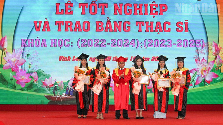 Hiệu trưởng Trường đại học Cửu Long tuyên dương những thủ khoa. ndo_tr_anh-2-khen-thuong-thu-khoa.jpg