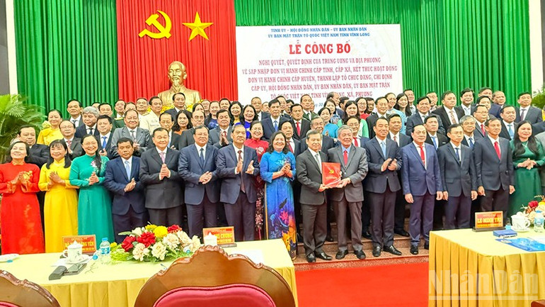 Trao quyết định cho Ban chấp hành tỉnh Vĩnh Long mới. ndo_br_anh-3-trao-qutet-dinh-ban-chap-hanh-vinh-long-moi.jpg