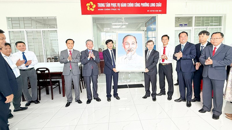 Đoàn công tác Trung ương và lãnh đạo tỉnh Vĩnh Long thăm hỏi động viên và trao tặng chân dung Chủ tịch Hồ Chí Minh cho Đảng bộ và Chính quyền phường Long Châu, tỉnh Vĩnh Long. ndo_tr_anh-5-doan-cong-tac-trung-uong-tham-phuog-long-chau.jpg