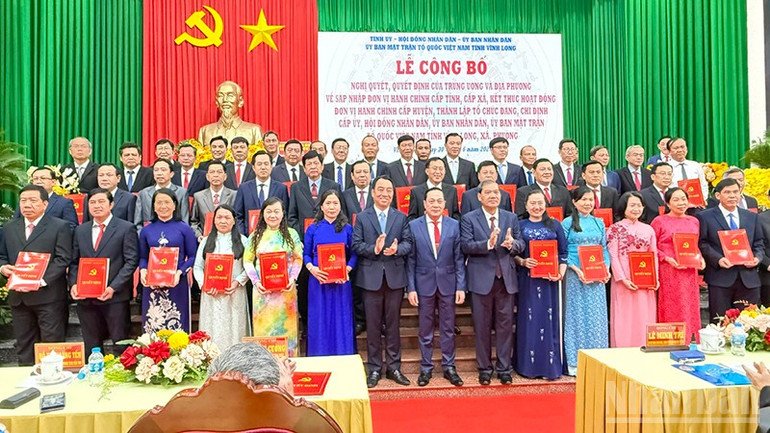 Trao quyết định cho lãnh đạo xã, phường mới. ndo_br_anh-4-trao-qutet-dinh-lanh-dao-xa-phuong.jpg